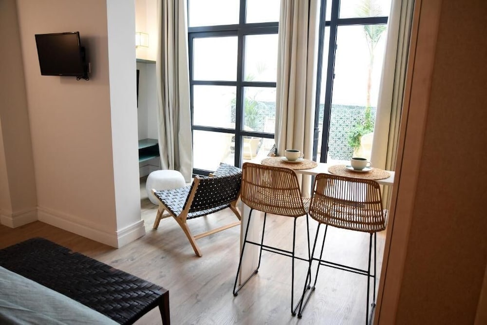 Honest Sevilla Hotel 36