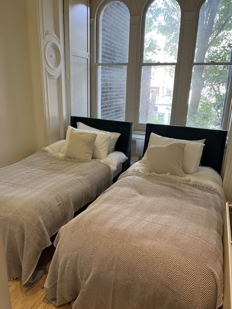 Newly Refurbished - Awesome 3 Bedroom Notting Hill Very Central With a Balcony