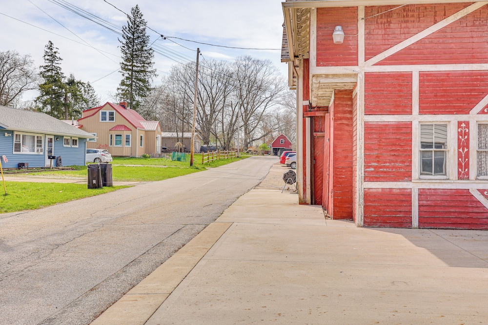 Walk to Medina Public Square: 1880 Historic Home