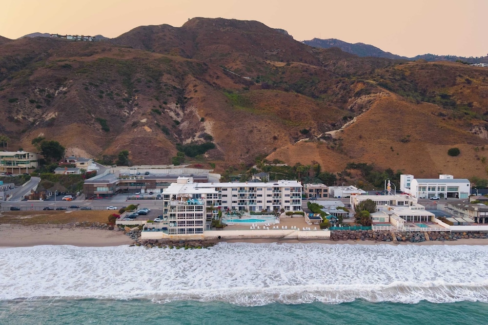 Oceanfront Gem w/ Balcony, Pool, Hot Tub & Carbon Beach Access Bluewater Haven by Avantstay