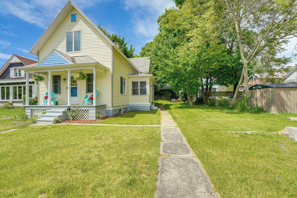 Cozy Manistee Home w/ Grill, Walk to Lake Michigan