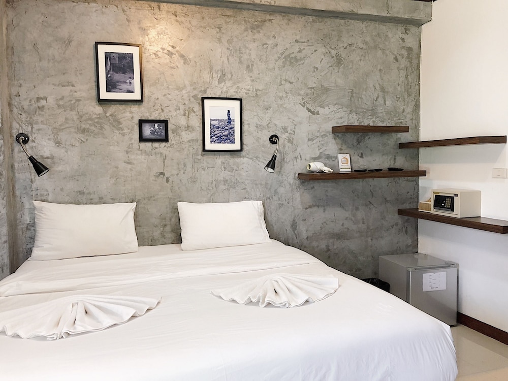 The Reef Hotel & Studios