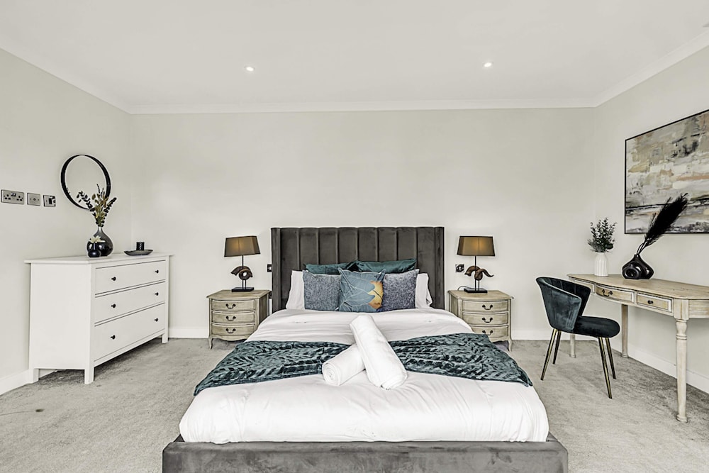 Beautiful Abode In Brentford view 5