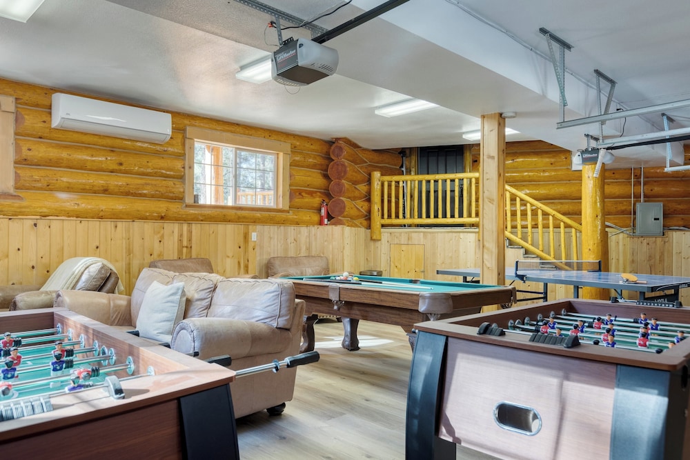 Pinetree Place by Avantstay Group Cabin w/ Hot Tub Minutes to the Lake