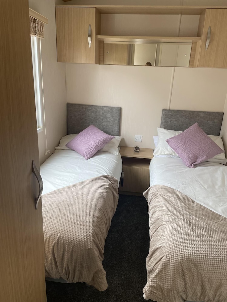 2 Bed-sleeps 6-free Parking-pet Friendly view 2