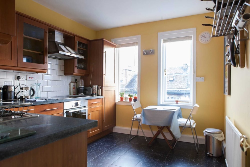 Sophisticated Edinburgh Apartment in City Centre