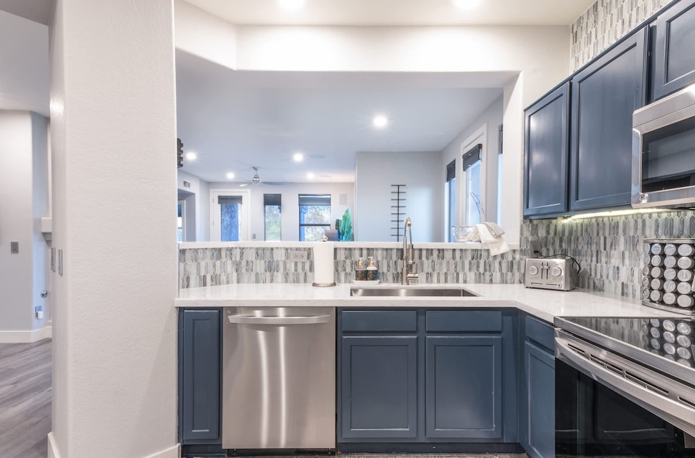 Lux Scottsdale Condo Overlooks 9th Hole Near Golf