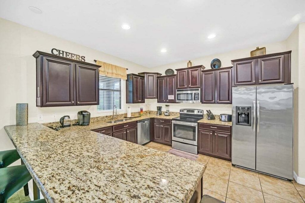 Incredible Pool Spa & Game Room Private Home! 6 Bedroom Villa