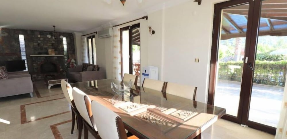 Villa XT15 by JoyLettings view 5