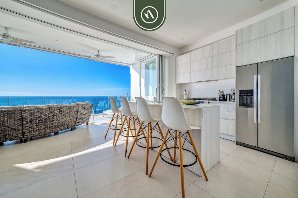 Oceanview Luxury Condo - Private Beach - Rooftpop