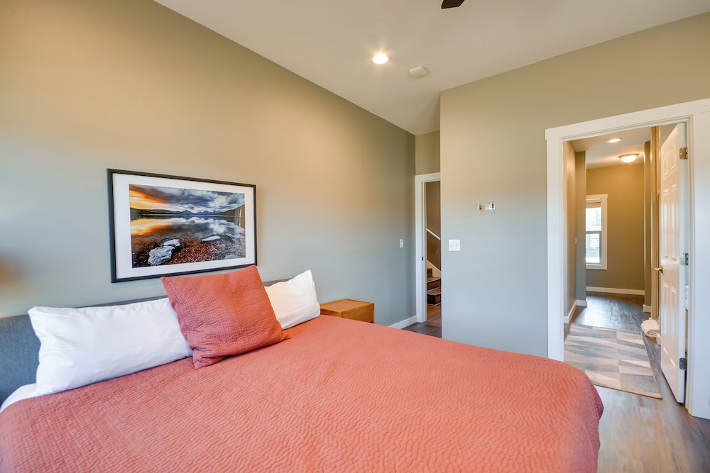 Vivid Home on Red Lodge Mountain Golf Course! view 2