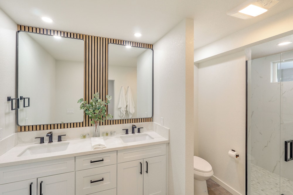 2 Mi to Windsor Beach! Updated, Sleek Family Home