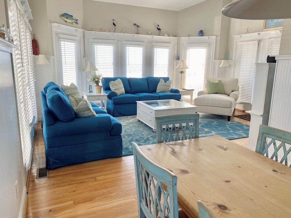 Sweet Dreams Private 4 Bedroom Home by RedAwning