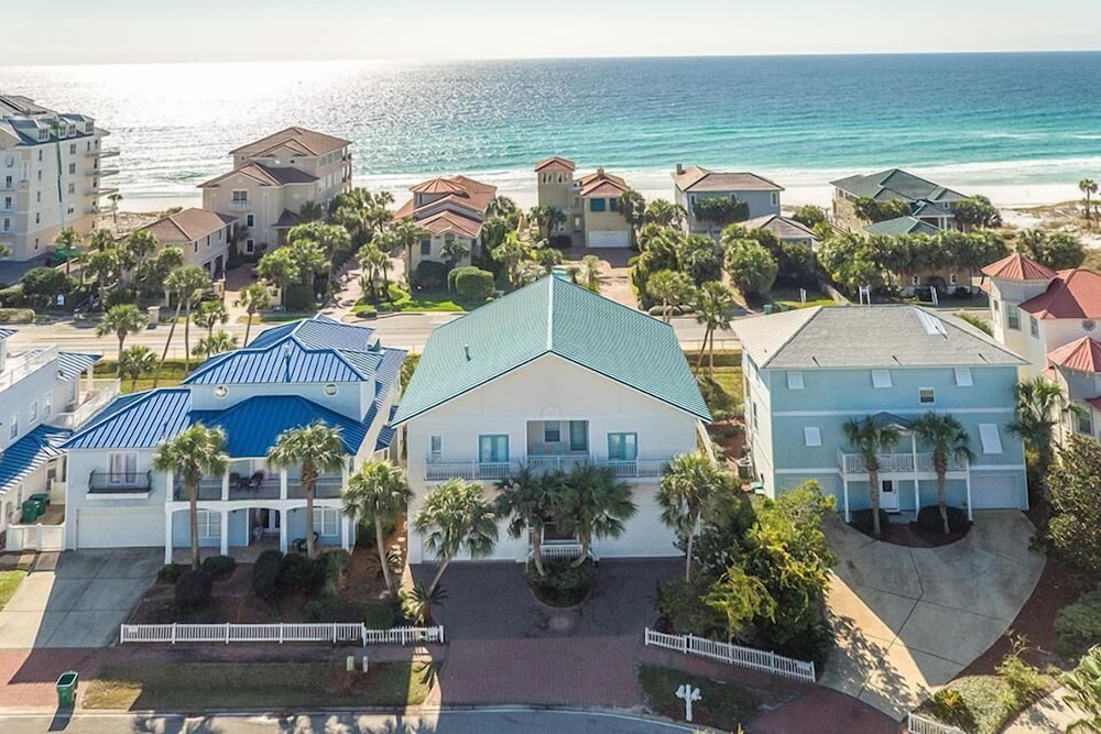 CORAL SHORES 5 Bedroom Holiday Home by Five Star Properties