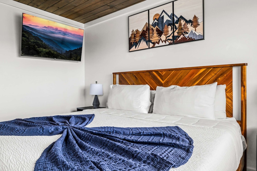 Gatlinburg Condo King Bed Pool Mountain Views