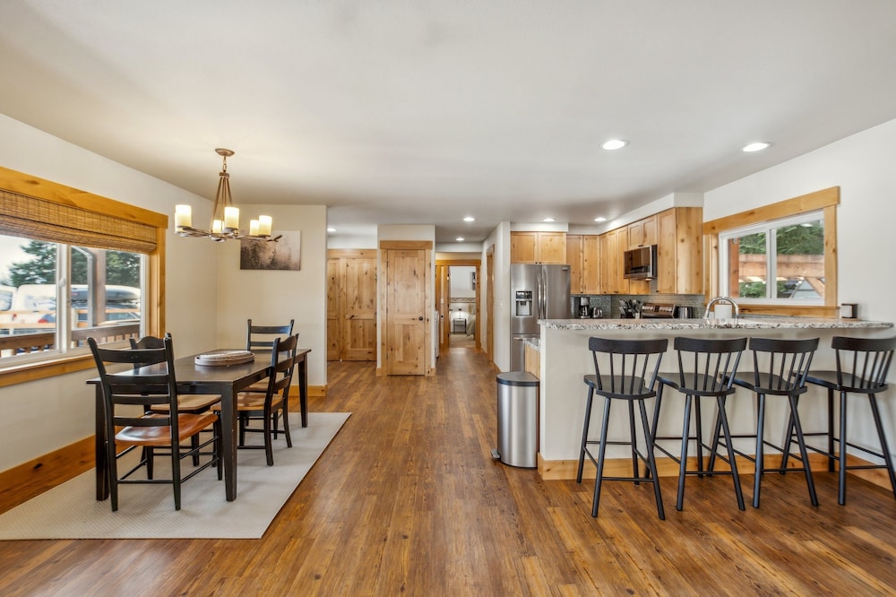 Mountain Retreat With Hot Tub, Game Room And Yard 3 Bedroom Home