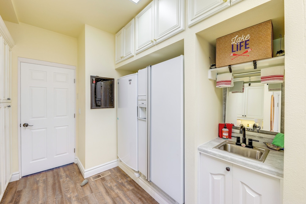 Walk to Happy's Inn & Lake Access: Libby Apartment