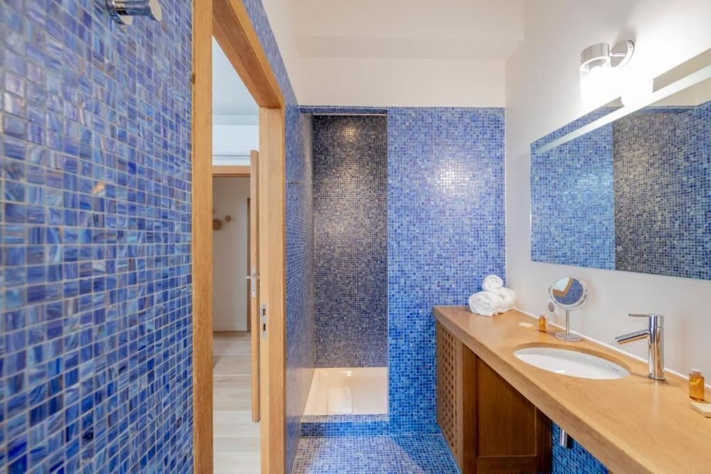 LES SUITES DU PORT by Le Saint Ferdinand