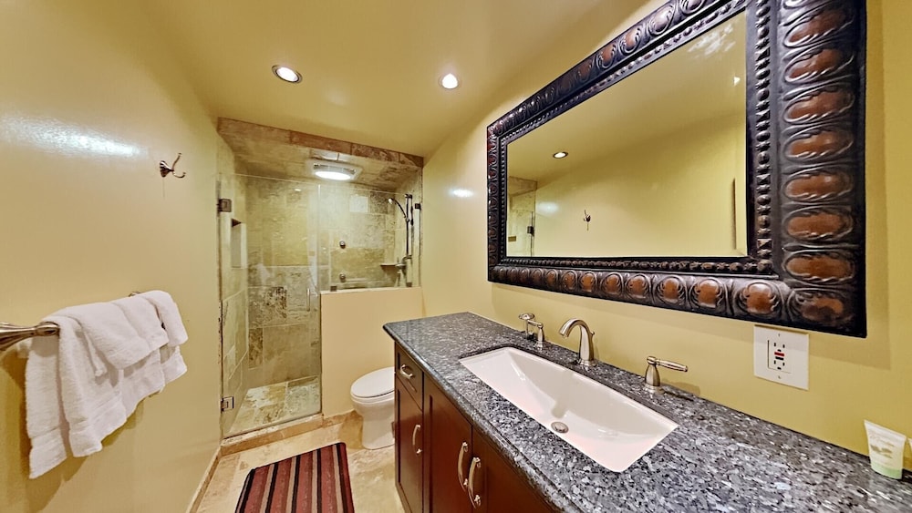 Gorgeous Remodeled Condo With Views Of Mammoth Mountain! by RedAwning