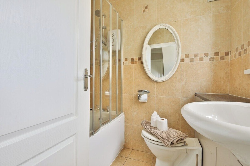 Spacious 3 Bed Home With Pool Table