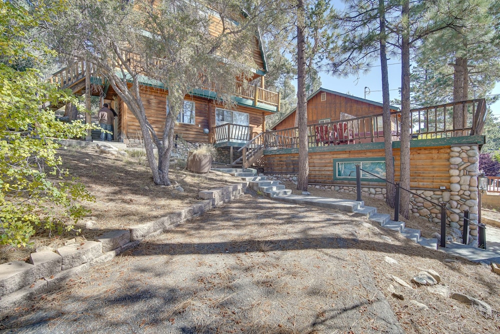 Quaint Big Bear Home w/ Hot Tub: 4 Mi to Skiing!