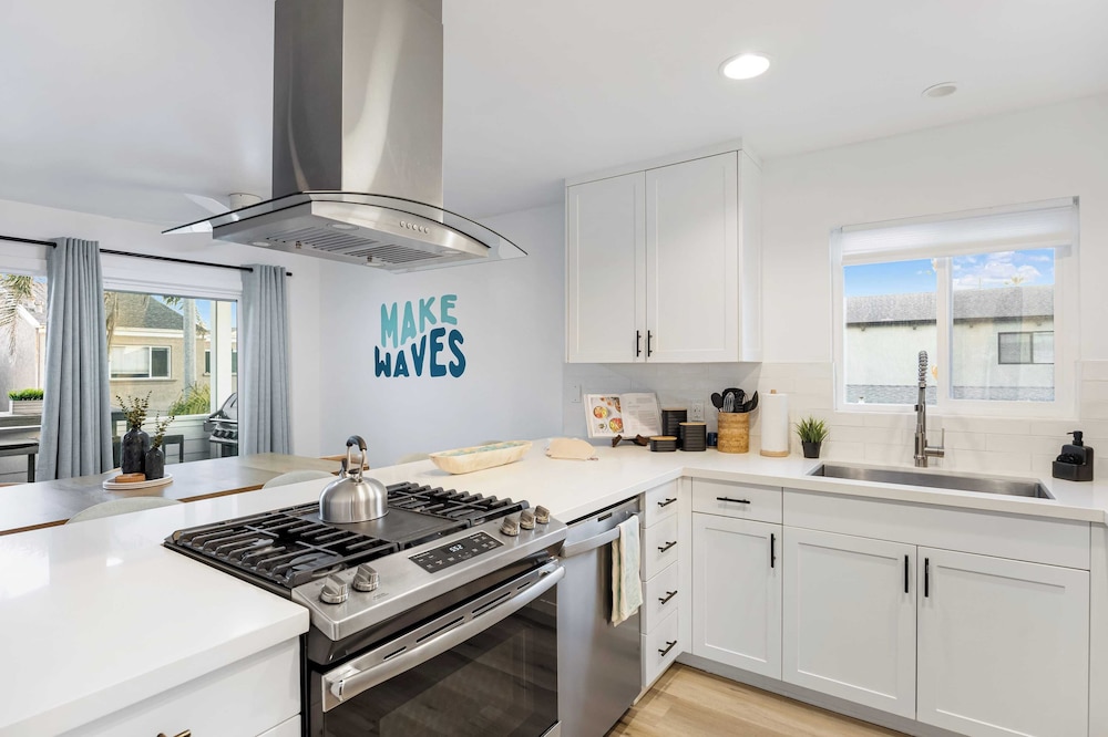 Steps From the Sand/boardwalk Outdoor Dining, Parking, and Patio in Newport