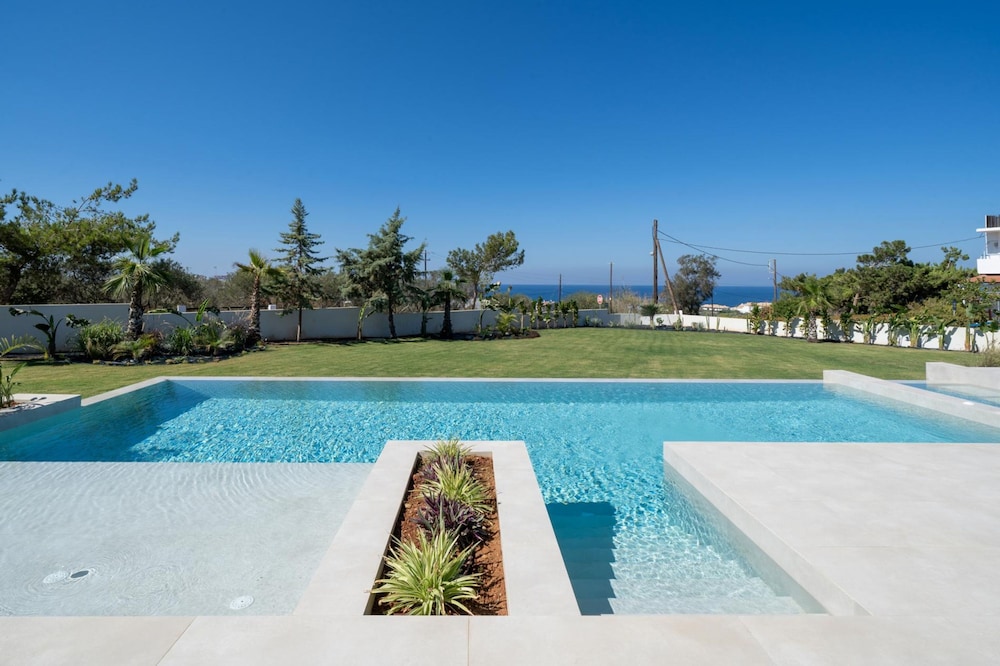 Aethra Grand- Luxury 5-bed Villa 850m From Beach