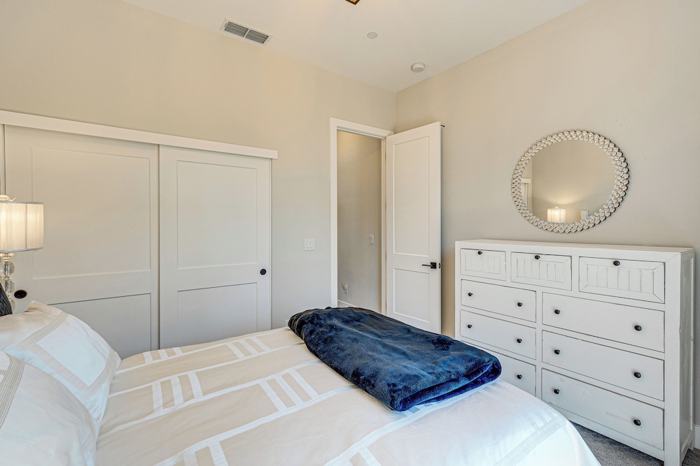 Fenced-in Yard: Apt 7 Mi to Westfield Galleria