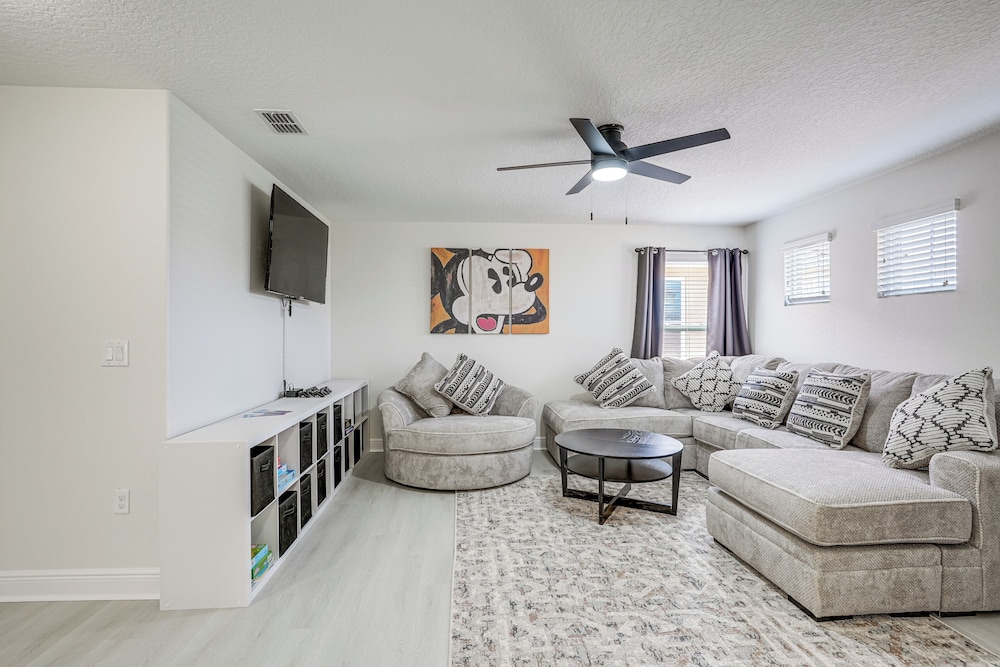 10 Mi to Wdw: Family Home w/ Game Room & Pool!