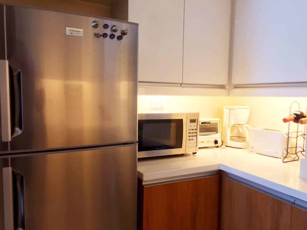 Elegant 2BR Apartment in Upscale Fort BGC Fast Wifi