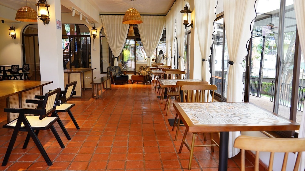 ZZZ Hostel & Restaurant
