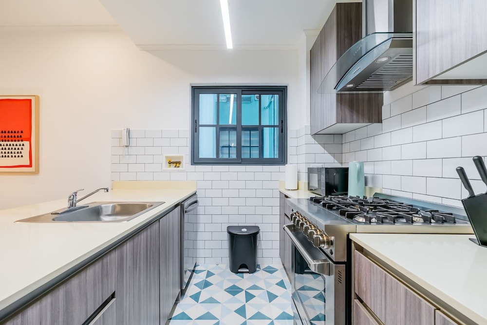 w Charming 1BR in Santa Ana s Best Area