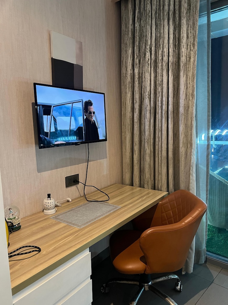 41 Floor River View - TheRoomeraStay