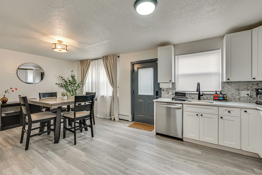 Townhome 1 Mi to Colt Park & Industrial District!