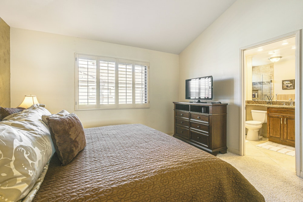 Community Pools & Golf Views: Palm Desert Condo!