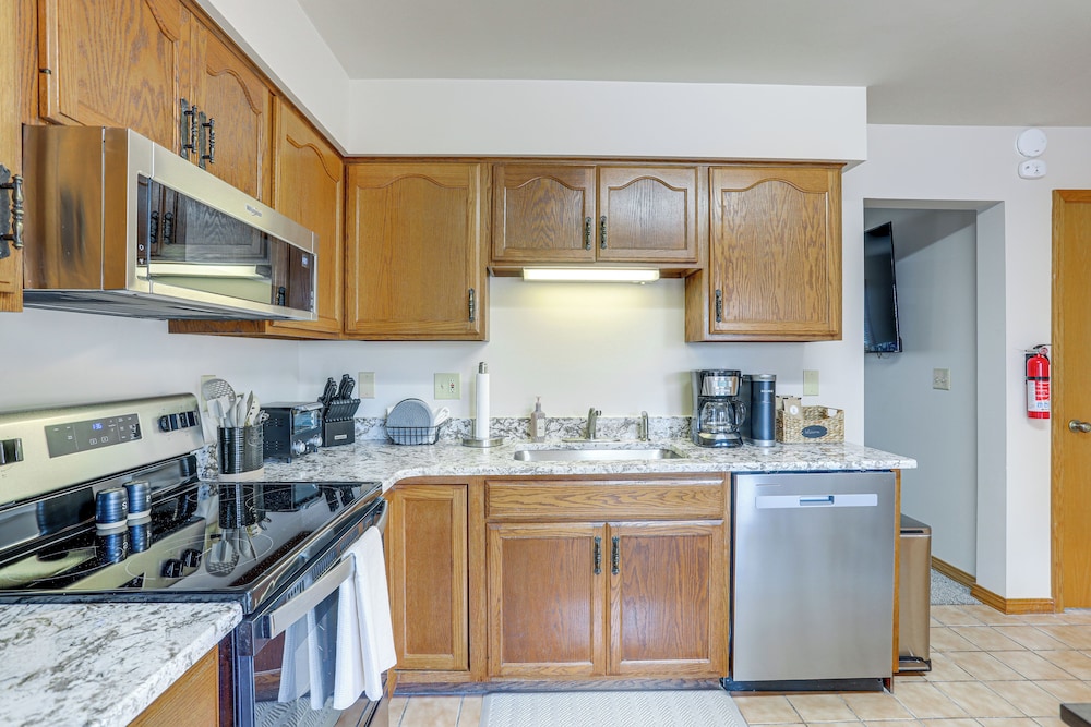 Townhome w/ Patio: 1 Mi to Clearfield Riverwalk