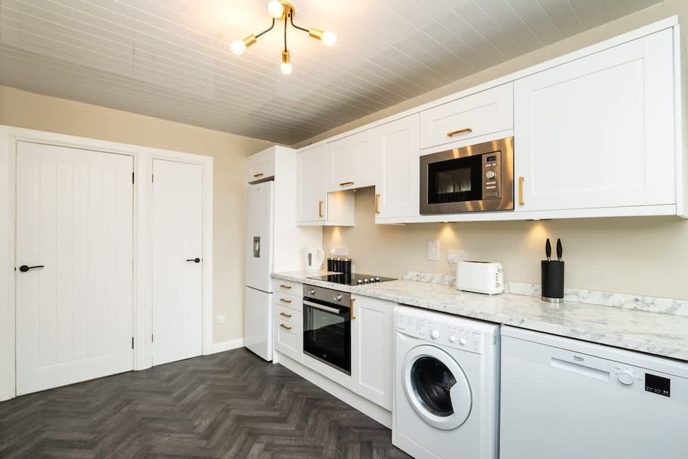 3 Bed House With Driveway
