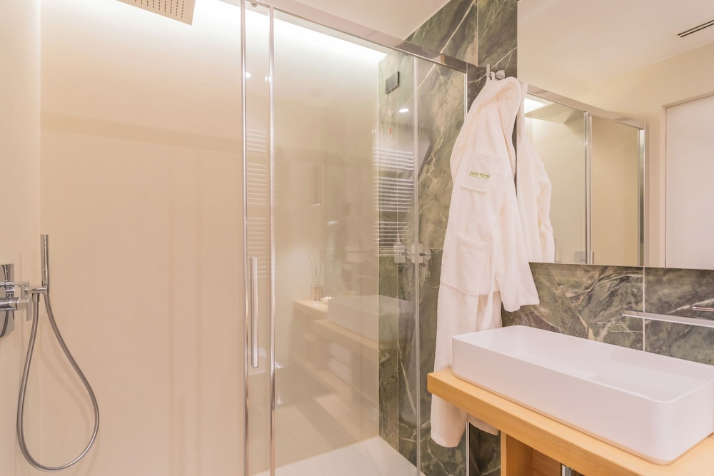 Pureview Luxury Suites, with breakfast & pool by Rent all Como