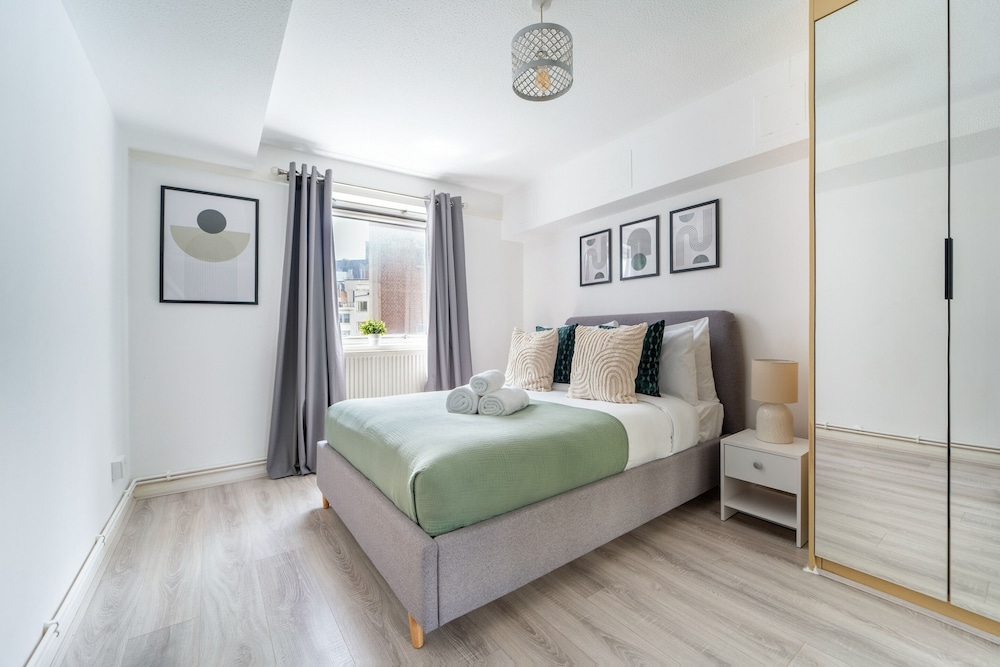 Stylish 1-Bedroom with Balcony near Soho