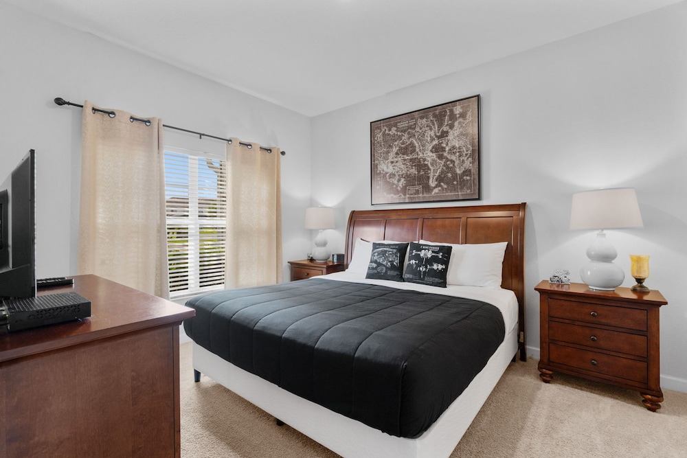 4BR Townhome With Pool at Storey Lake