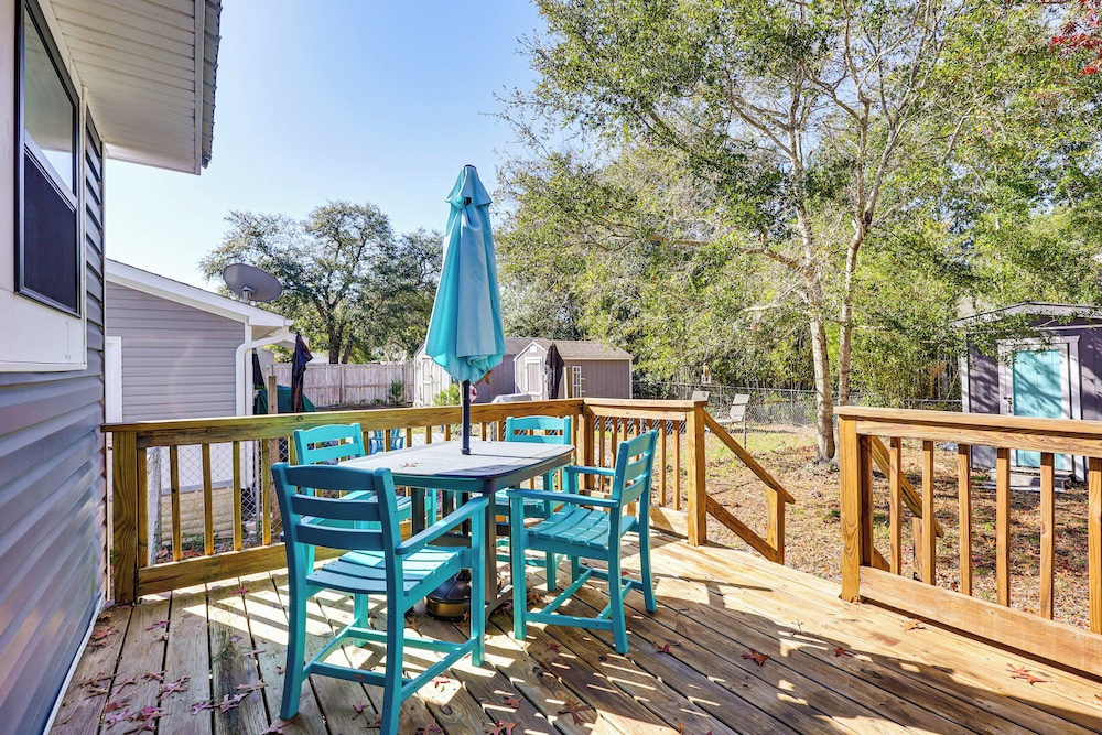 Play & Unwind, Oak Island Home < 2 Mi to Beach!