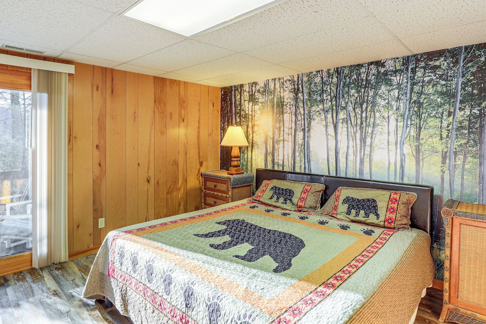 2 Mi to Ski Slopes! Mtn-view Home in Mars Hill