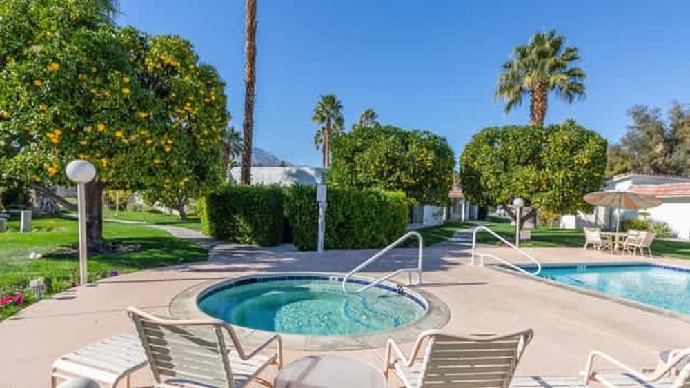 Stylish Condo With Golf Course Views