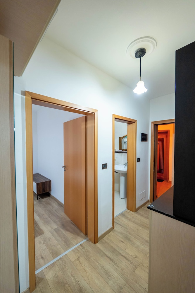 Tirent Apartment - Spacious 2-Bedroom Stay Near Liqeni i Thatë