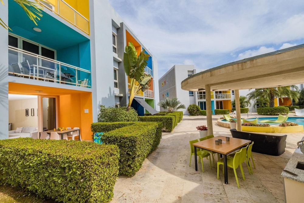 Ground Level Condo 2BR 2BA w Pool Access Gym