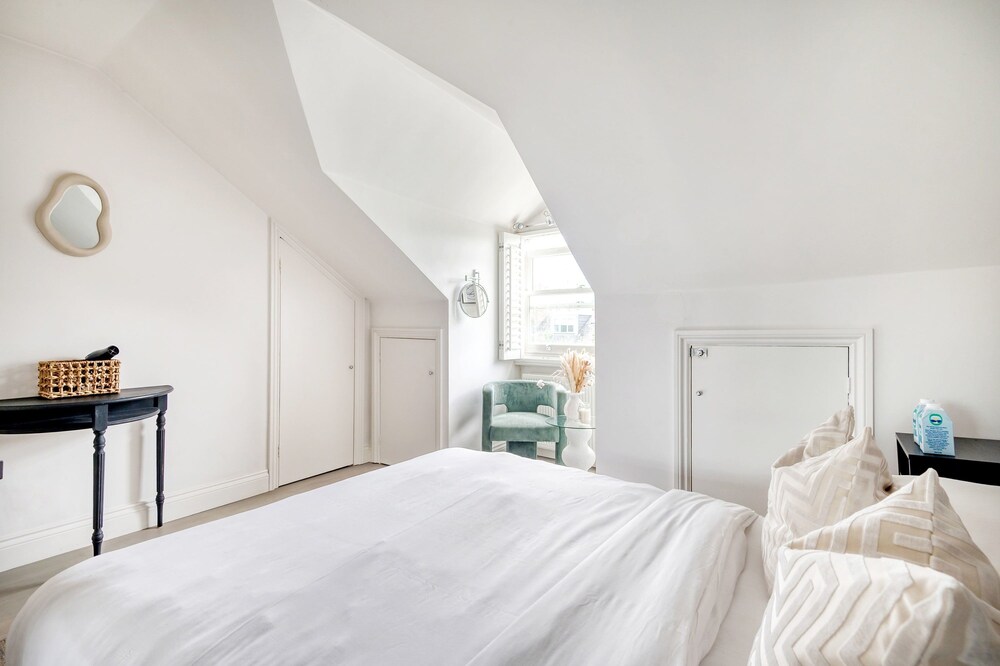 The Luxury Treehouse - One bed Little Venice - by Out of Office Lifestyle