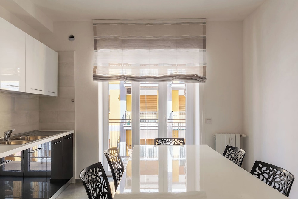 JOIVY Delightful 3-bed Flat with Balcony
