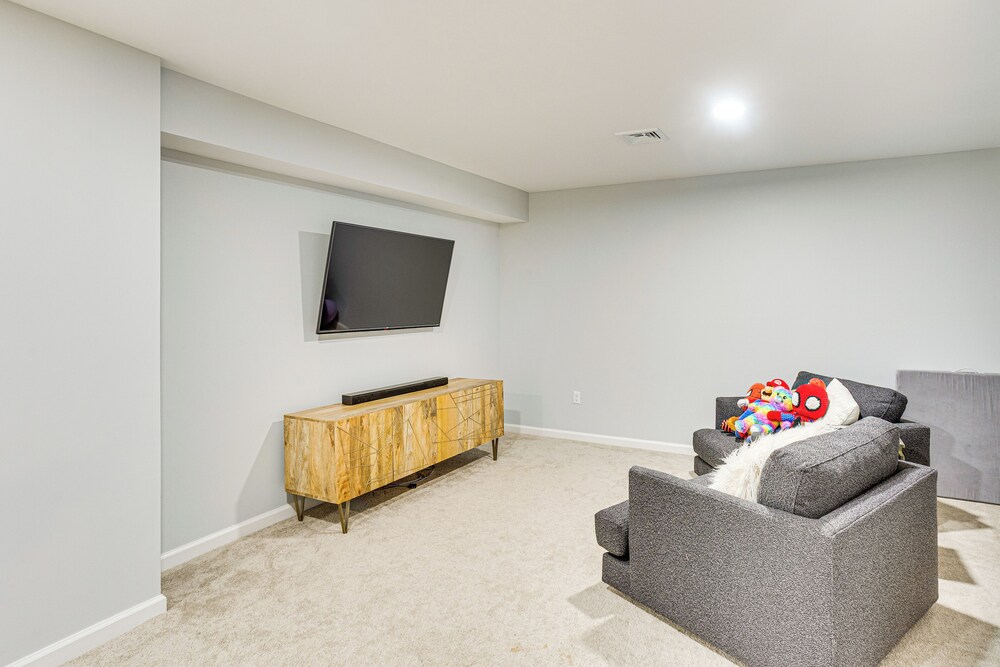 5 Mi to Dtwn York: Spacious Family Home