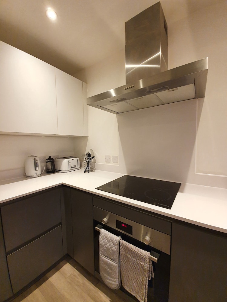 Stylish 2-bed Apartment in Manchester City Center view 3