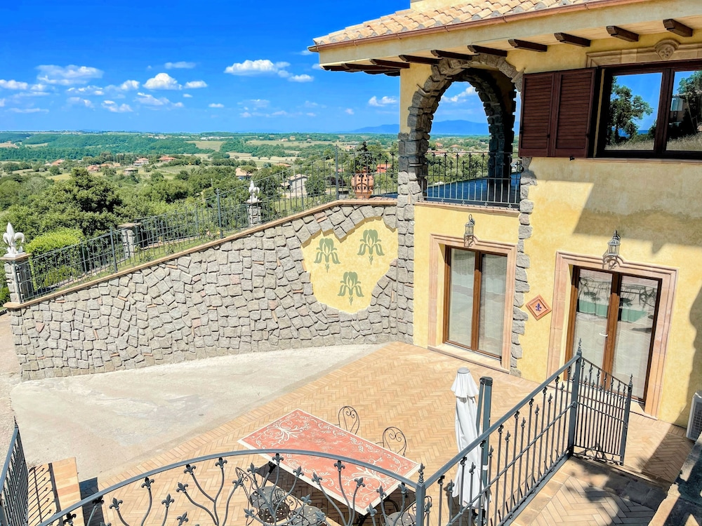 Charming Villa in Umbria - Sleeps 16 - Lake View - Pool, Jacuzzi and Events Room